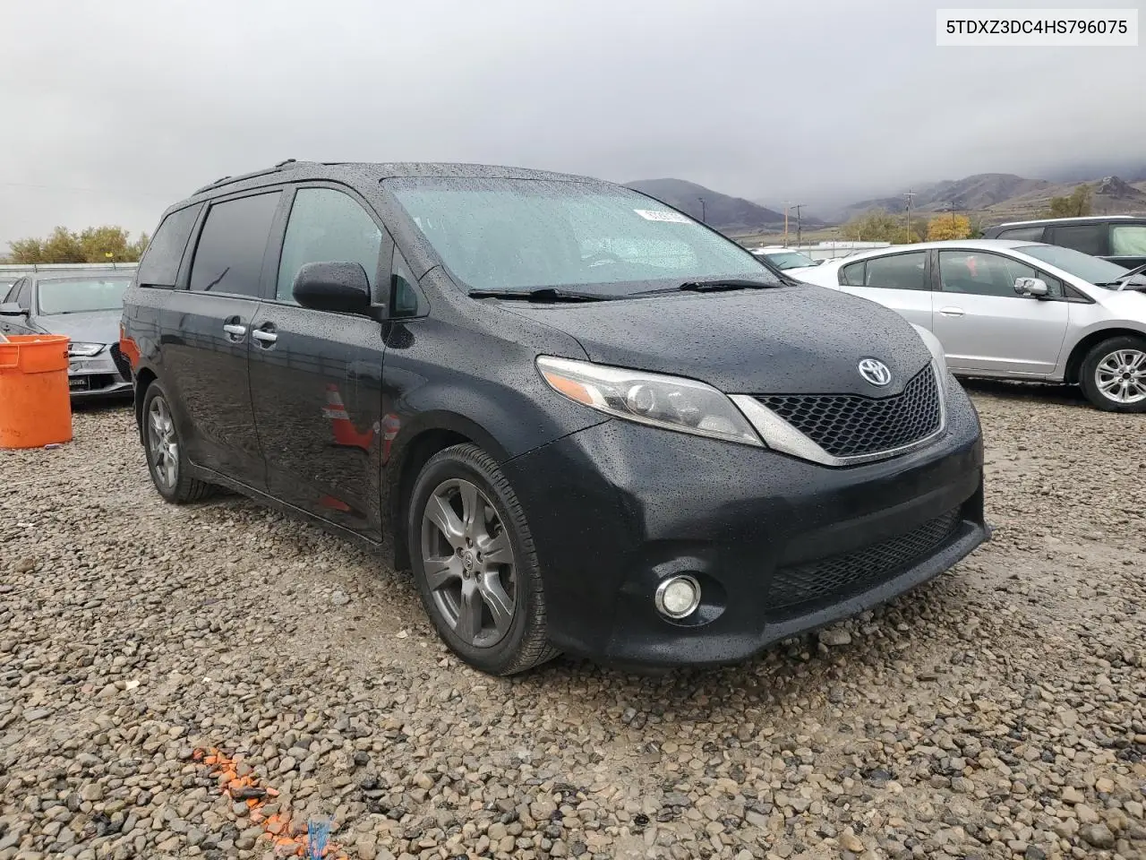 5TDXZ3DC4HS796075 2017 Toyota Sienna Se
