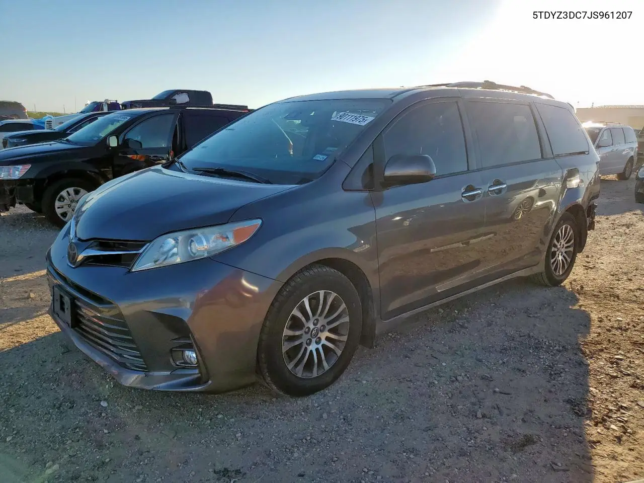 5TDYZ3DC7JS961207 2018 Toyota Sienna Xle