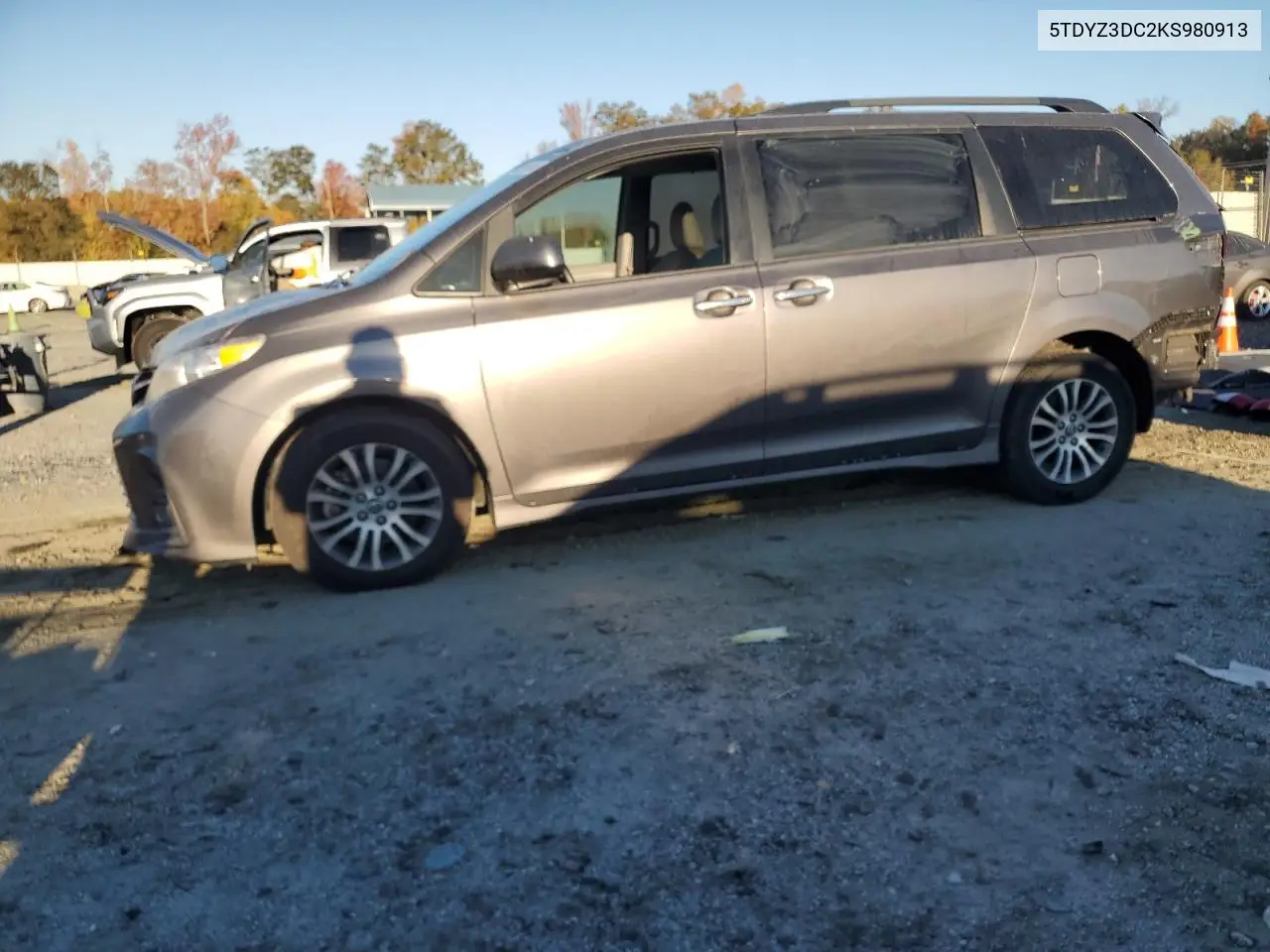 5TDYZ3DC2KS980913 2019 Toyota Sienna Xle