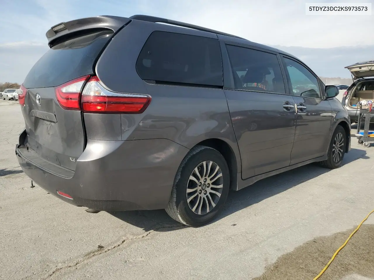 5TDYZ3DC2KS973573 2019 Toyota Sienna Xle