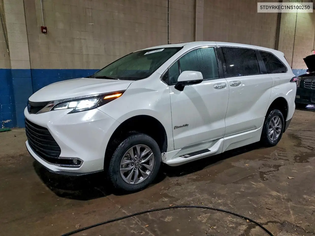 5TDYRKEC1NS100250 2022 Toyota Sienna Xle