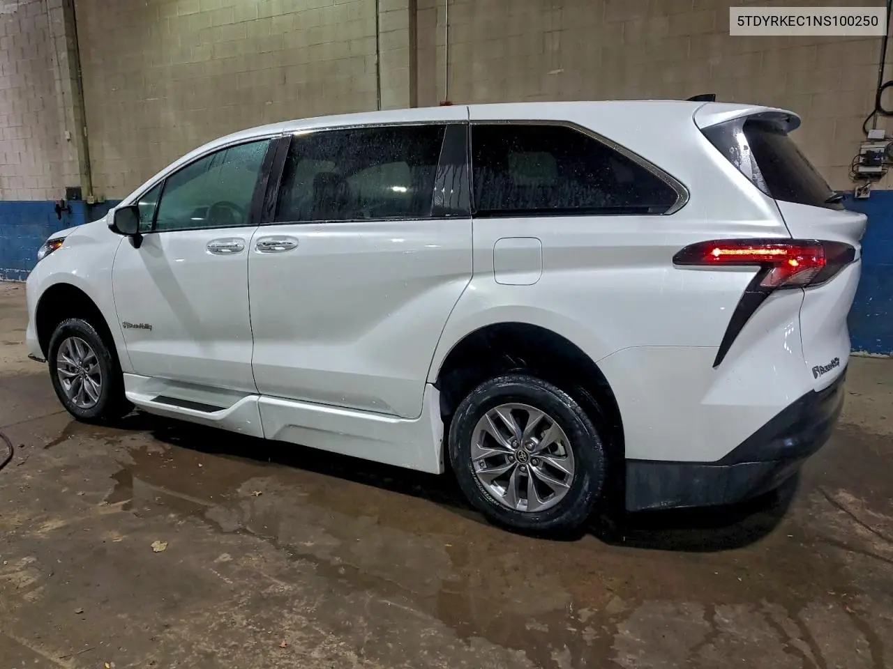 5TDYRKEC1NS100250 2022 Toyota Sienna Xle