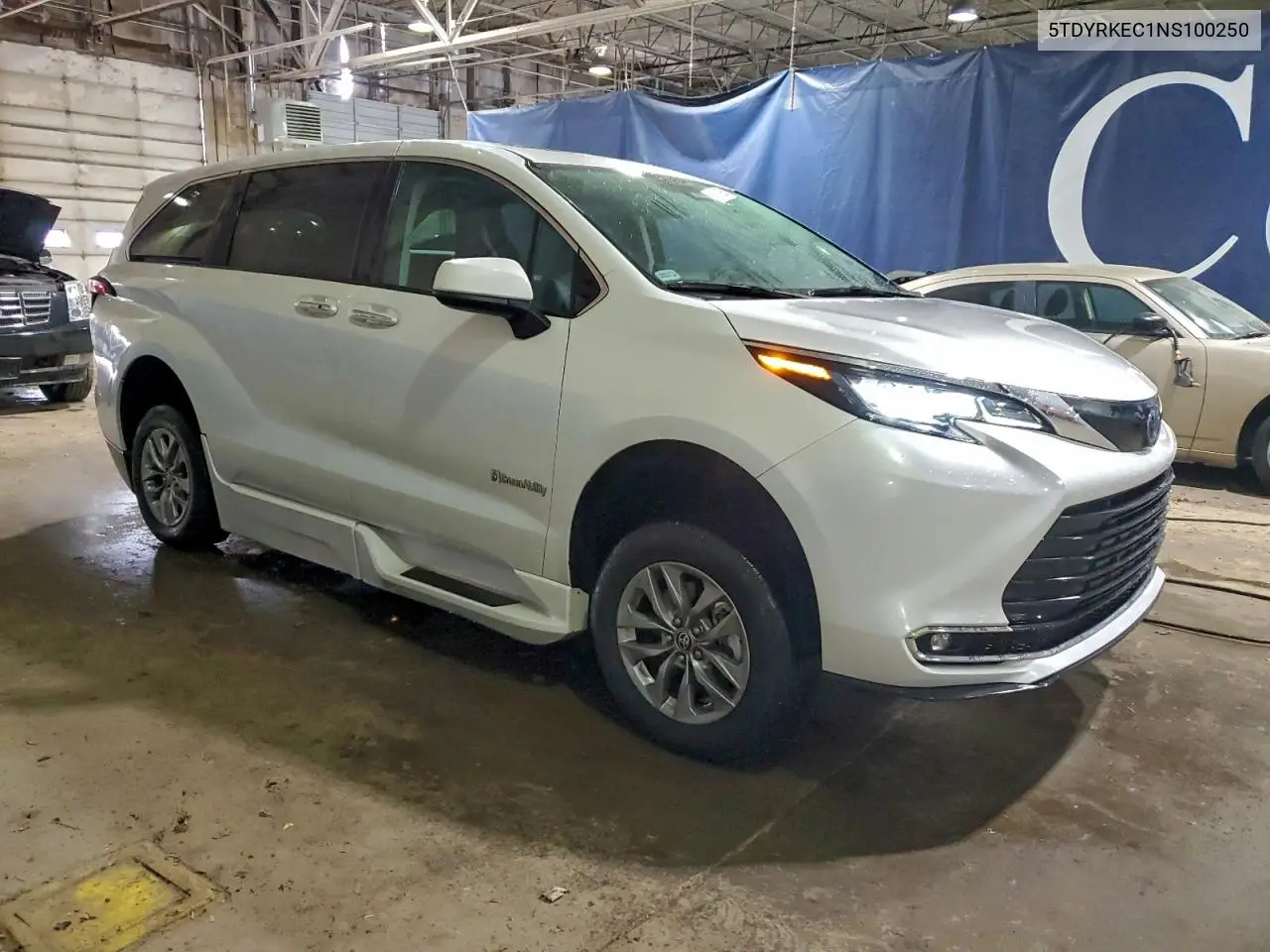5TDYRKEC1NS100250 2022 Toyota Sienna Xle
