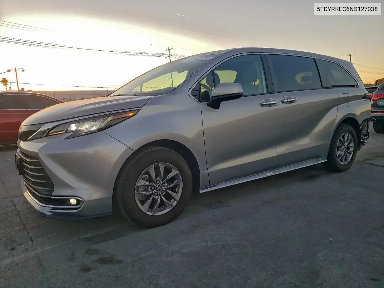 5TDYRKEC6NS127038 2022 Toyota Sienna Xle