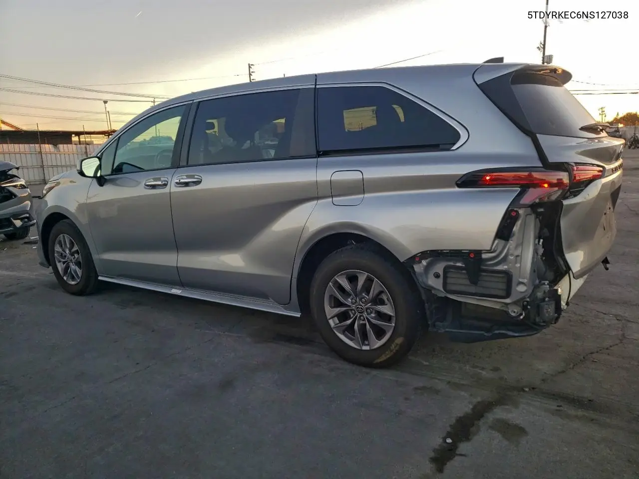 5TDYRKEC6NS127038 2022 Toyota Sienna Xle