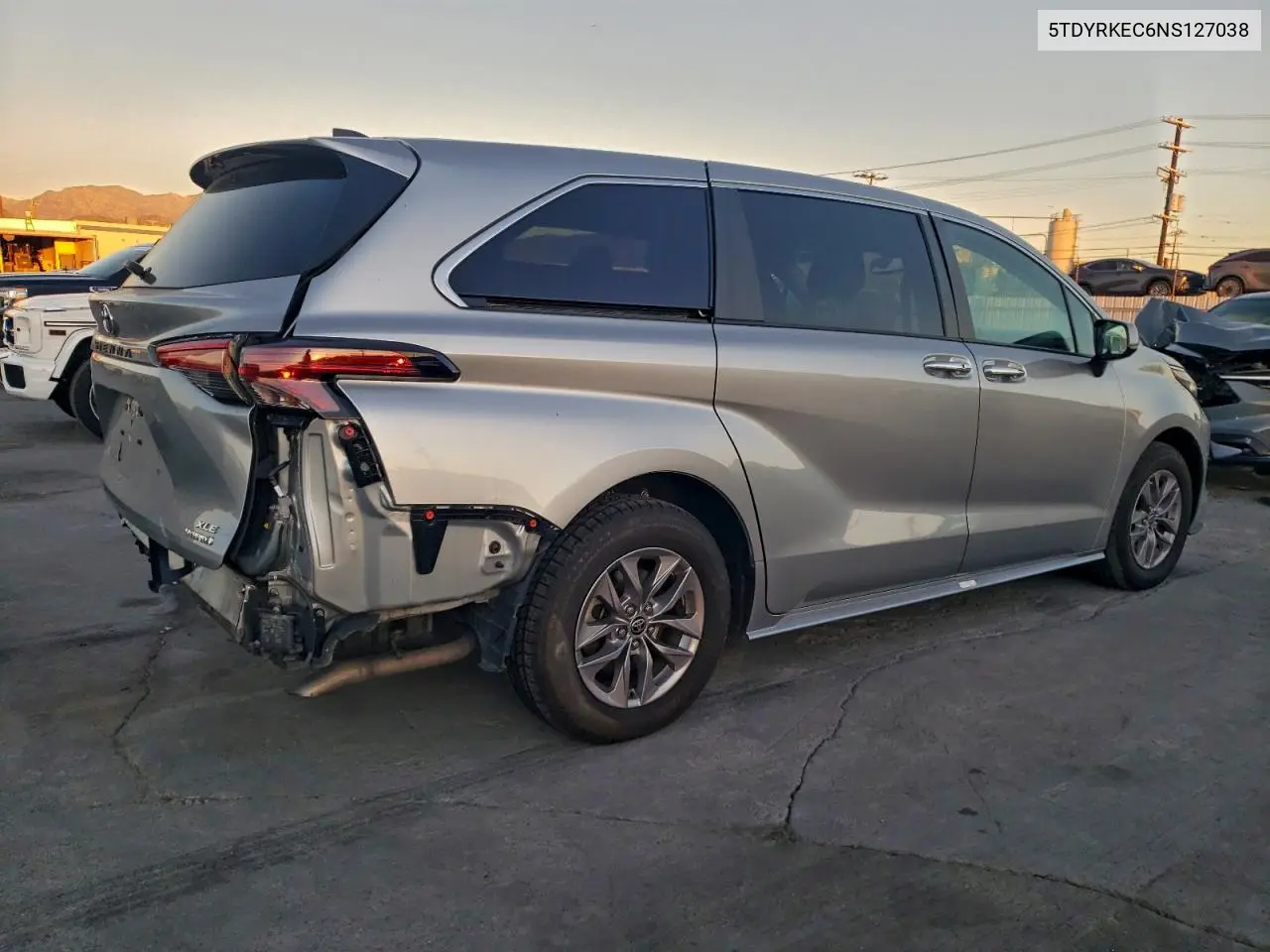 5TDYRKEC6NS127038 2022 Toyota Sienna Xle