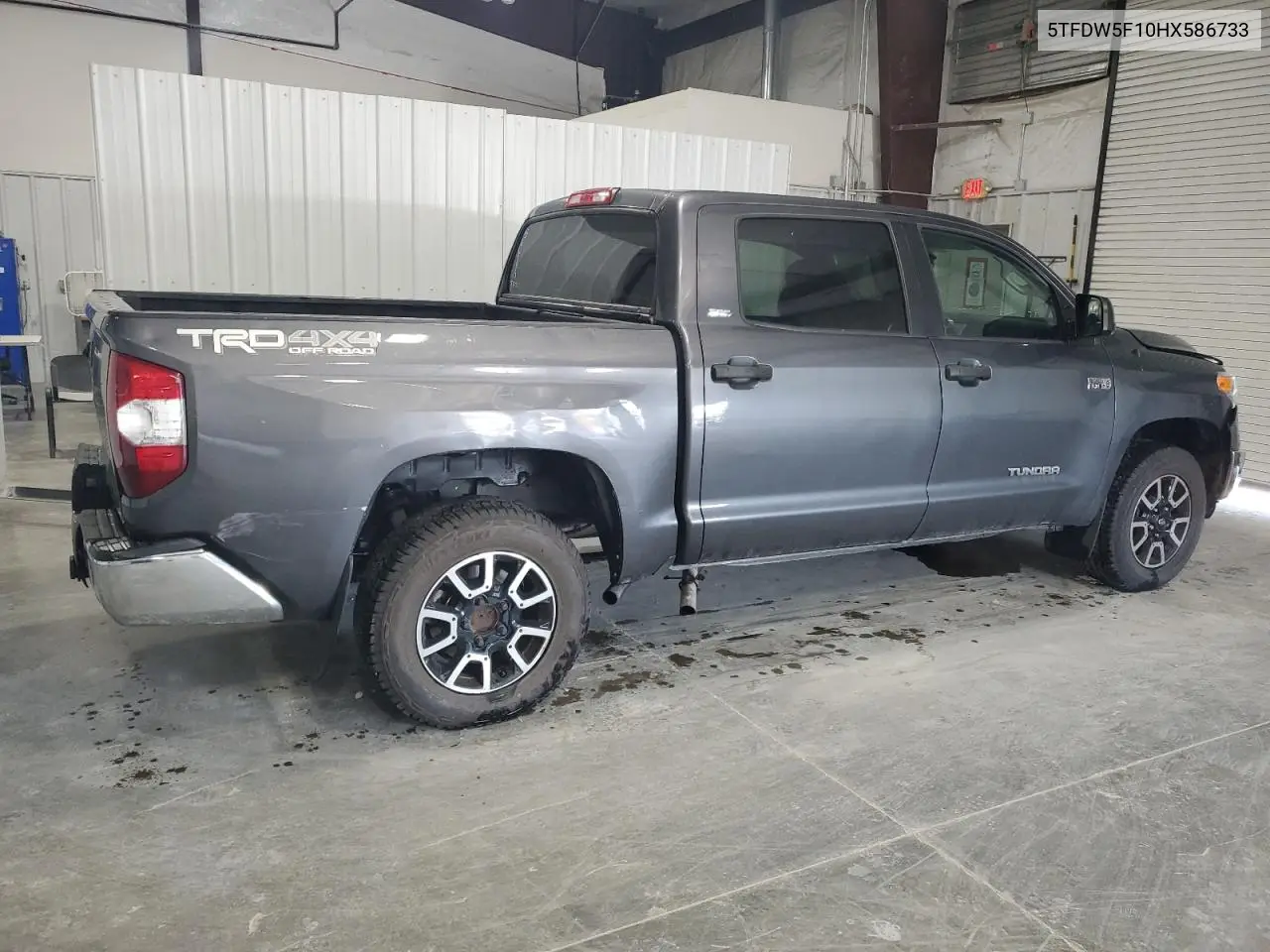 5TFDW5F10HX586733 2017 Toyota Tundra Crewmax Sr5