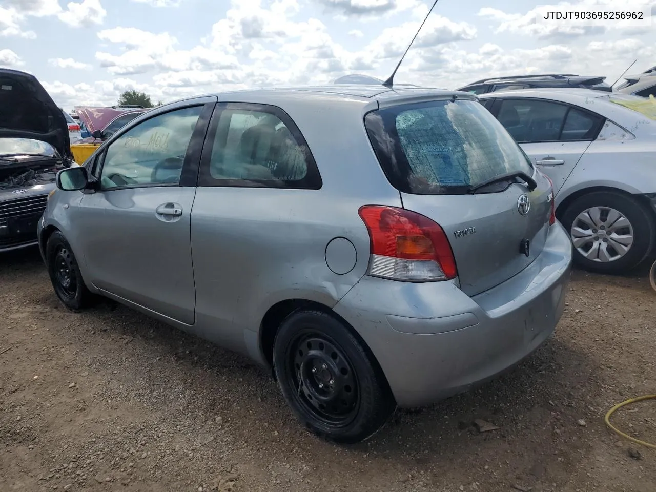 2009 Toyota Yaris VIN: JTDJT903695256962 Lot: 64664184