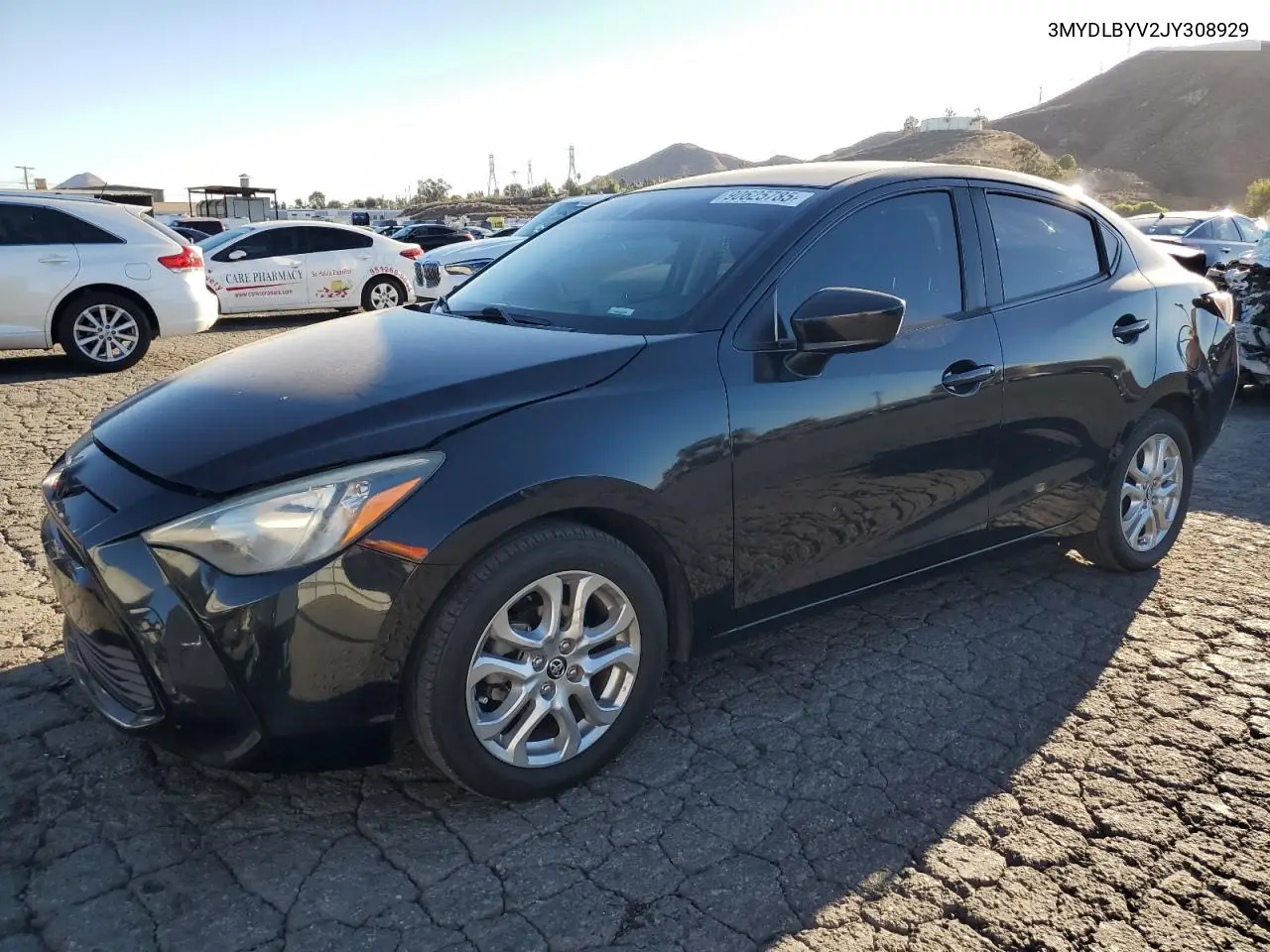 3MYDLBYV2JY308929 2018 Toyota Yaris Ia