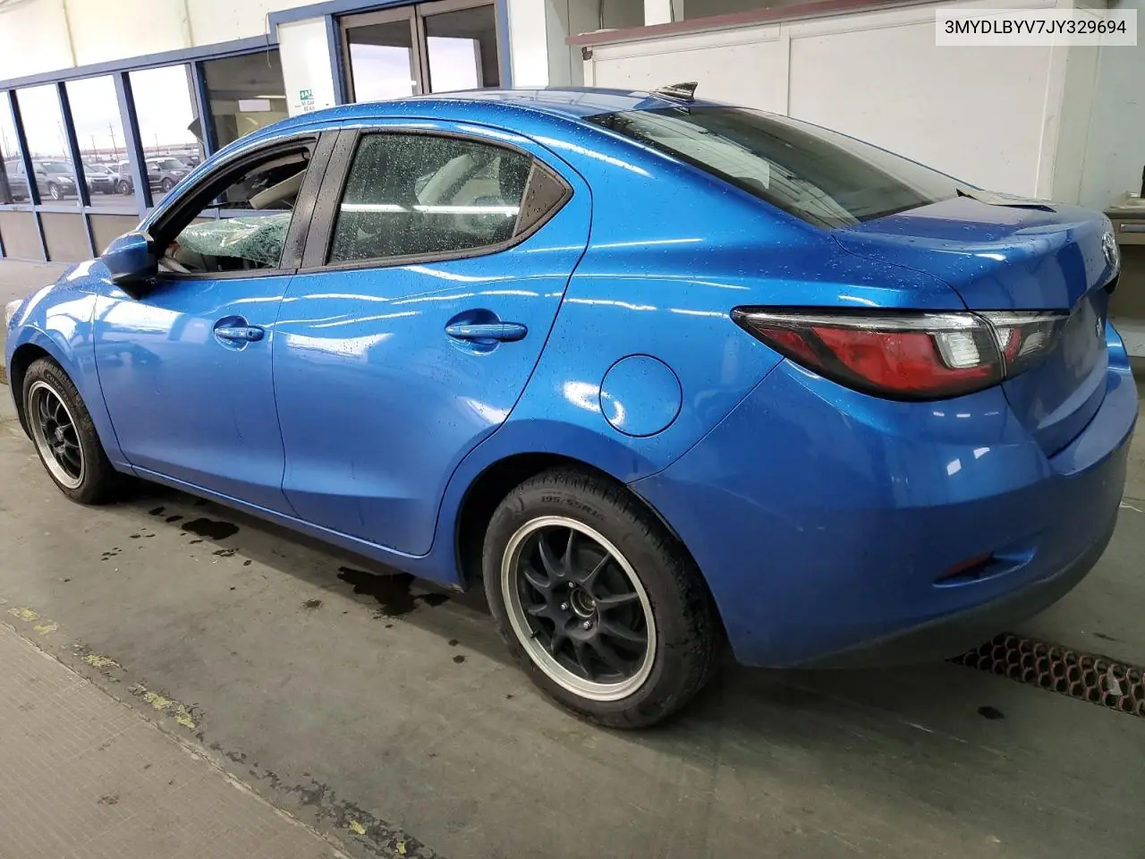 3MYDLBYV7JY329694 2018 Toyota Yaris Ia