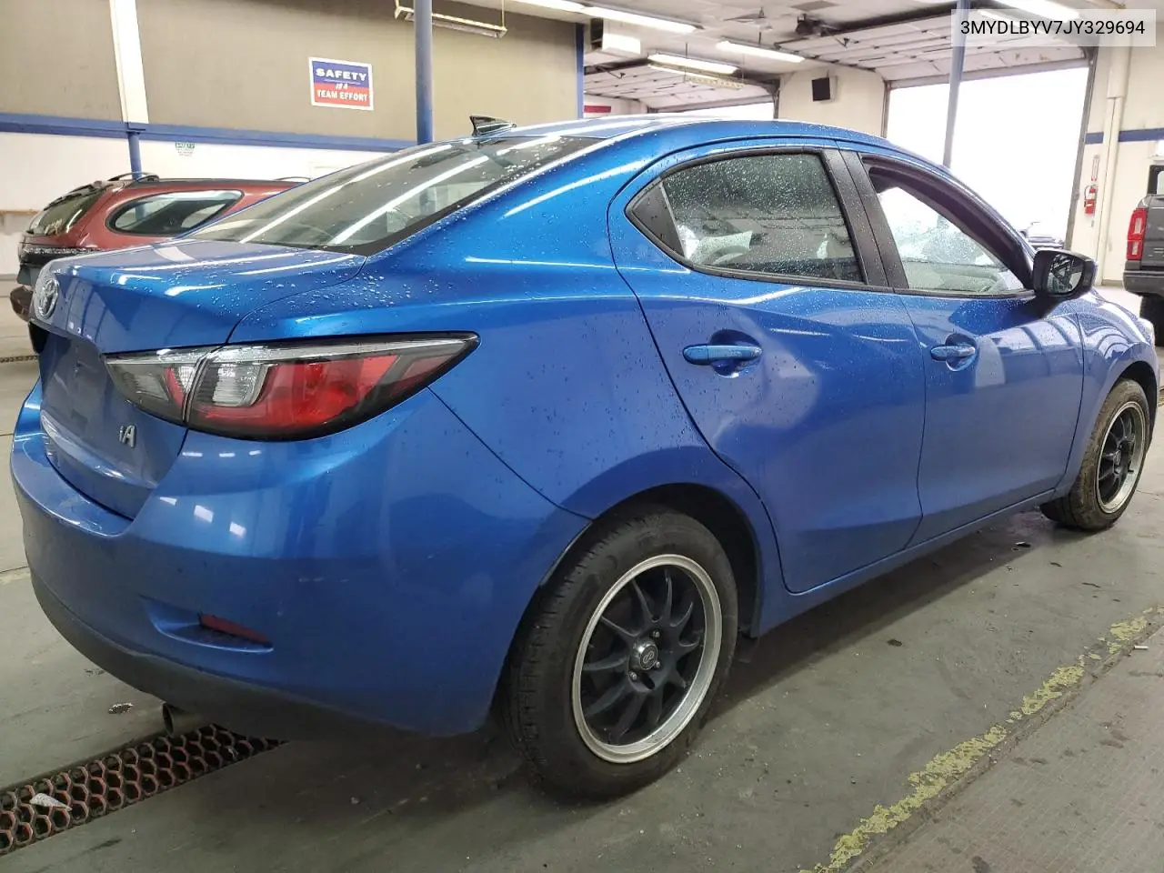 3MYDLBYV7JY329694 2018 Toyota Yaris Ia