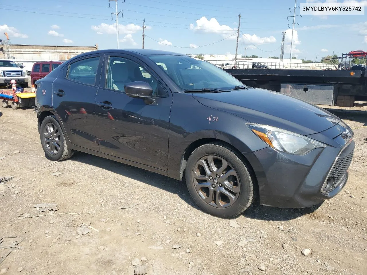 3MYDLBYV6KY525742 2019 Toyota Yaris L