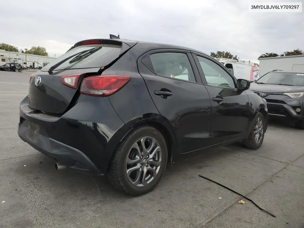 3MYDLBJV6LY709297 2020 Toyota Yaris Le