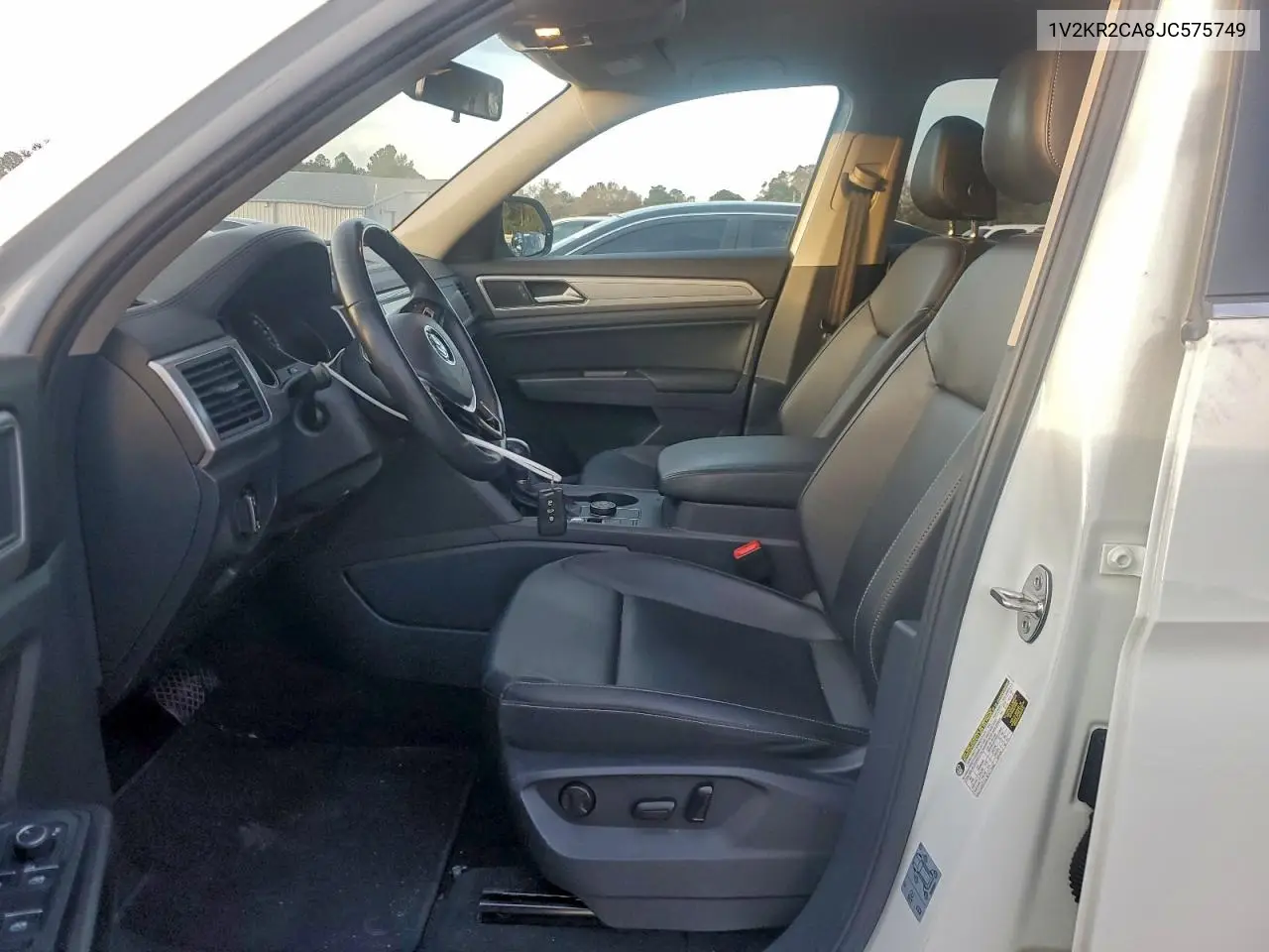 1V2KR2CA8JC575749 2018 Volkswagen Atlas Se