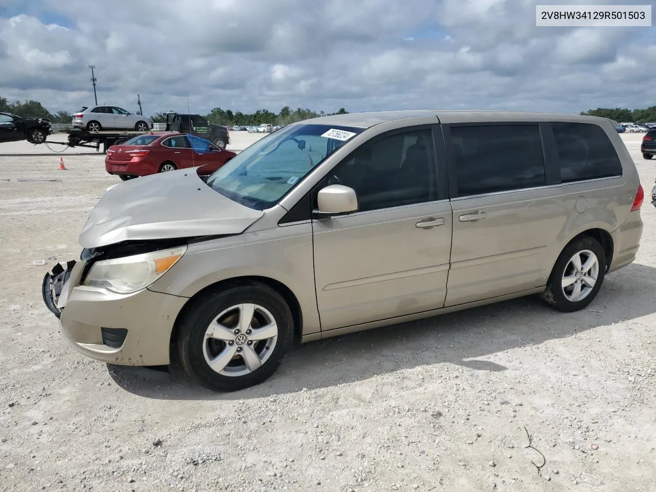 2V8HW34129R501503 2009 Volkswagen Routan Se