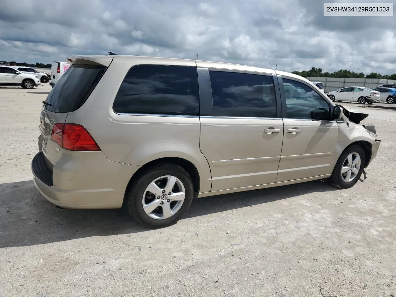 2V8HW34129R501503 2009 Volkswagen Routan Se