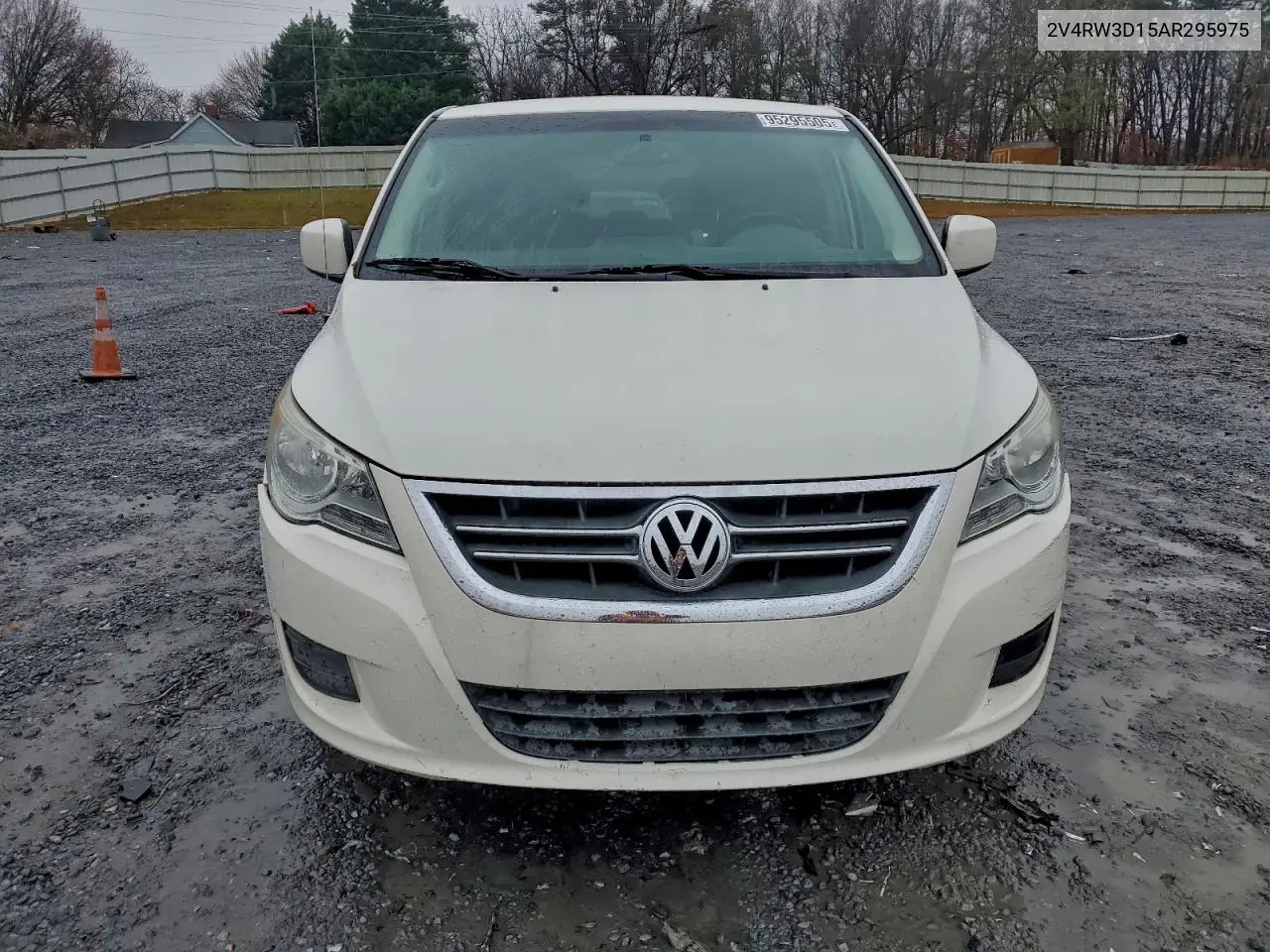 2V4RW3D15AR295975 2010 Volkswagen Routan Se