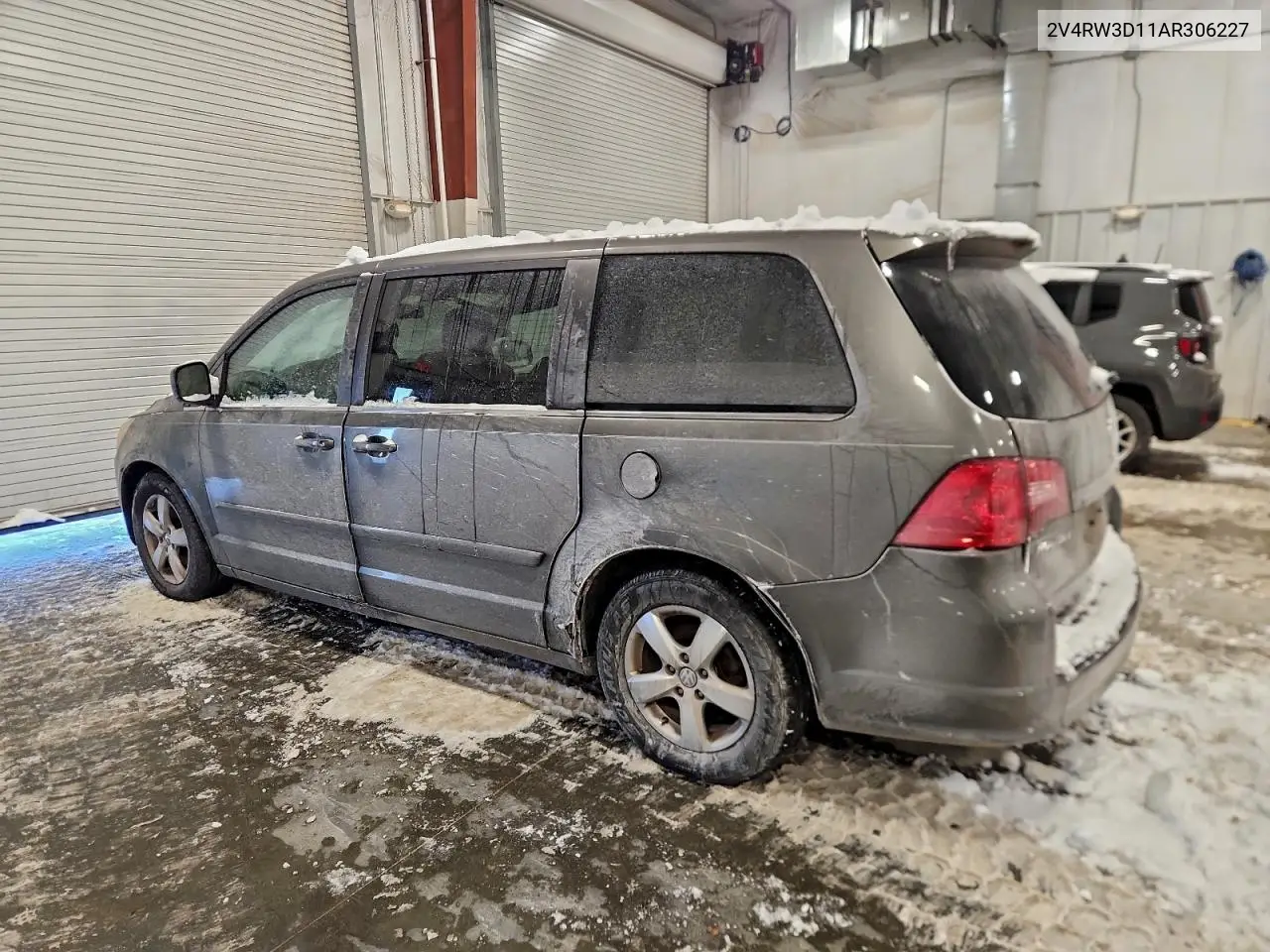 2V4RW3D11AR306227 2010 Volkswagen Routan Se