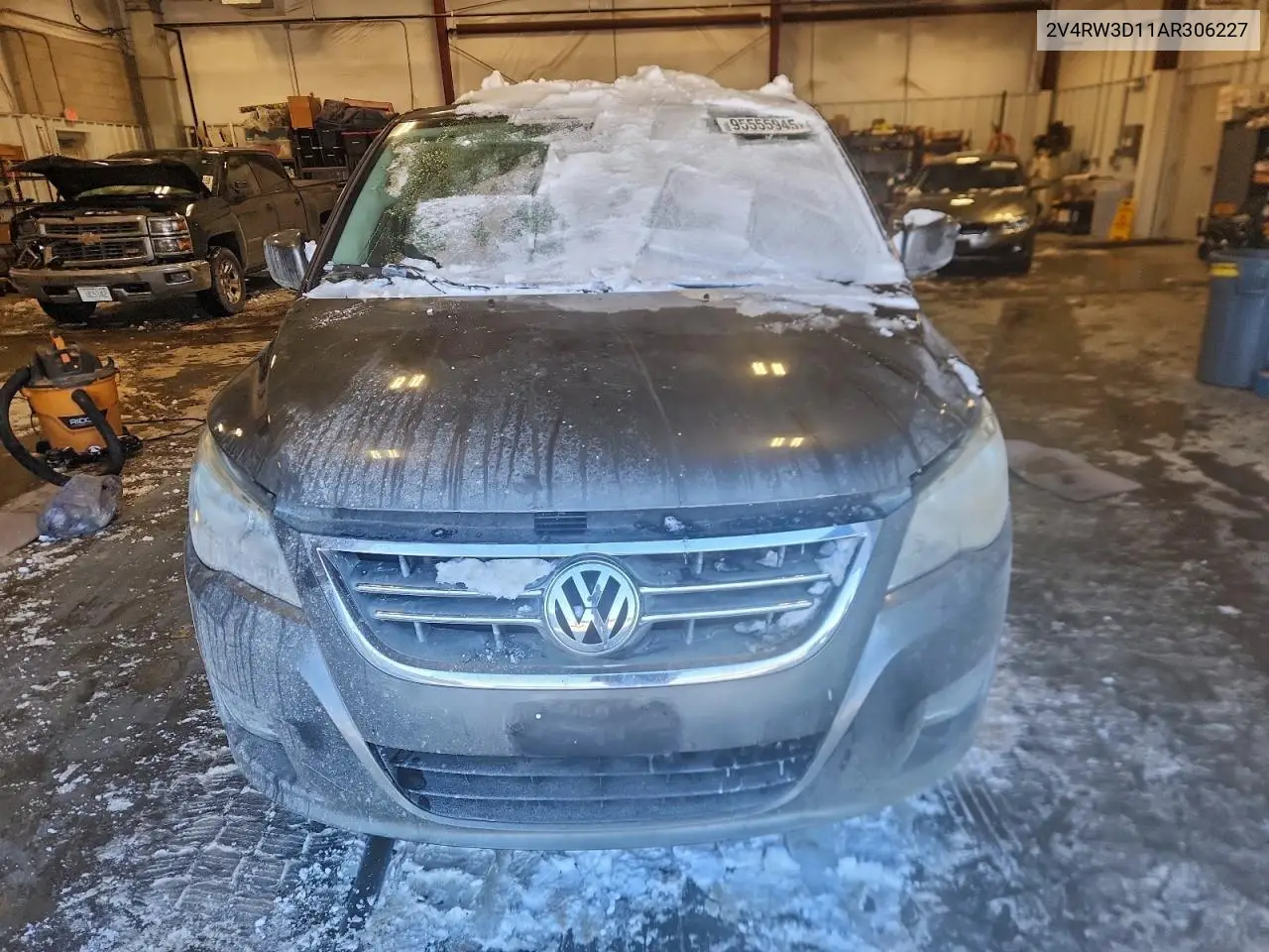 2V4RW3D11AR306227 2010 Volkswagen Routan Se