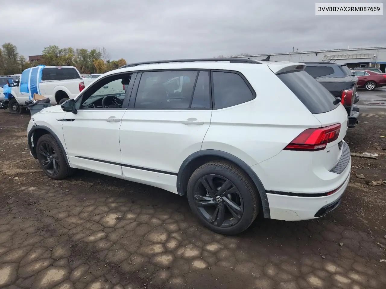 3VV8B7AX2RM087669 2024 Volkswagen Tiguan Se R-Line Black