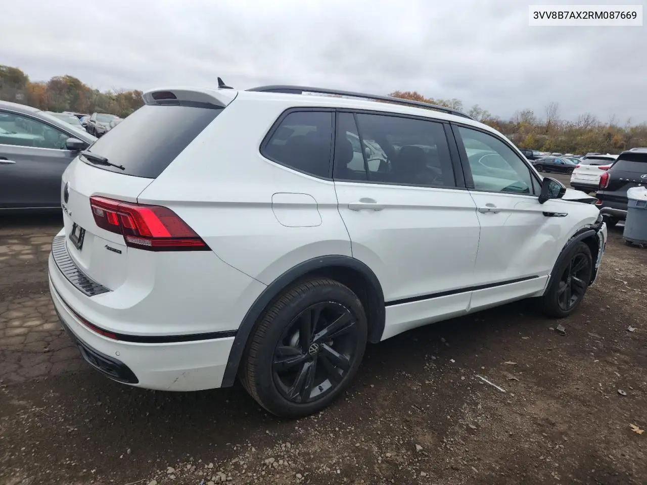 3VV8B7AX2RM087669 2024 Volkswagen Tiguan Se R-Line Black