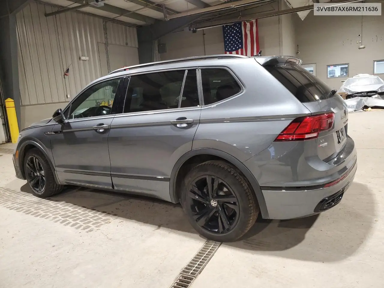 3VV8B7AX6RM211636 2024 Volkswagen Tiguan Se R-Line Black