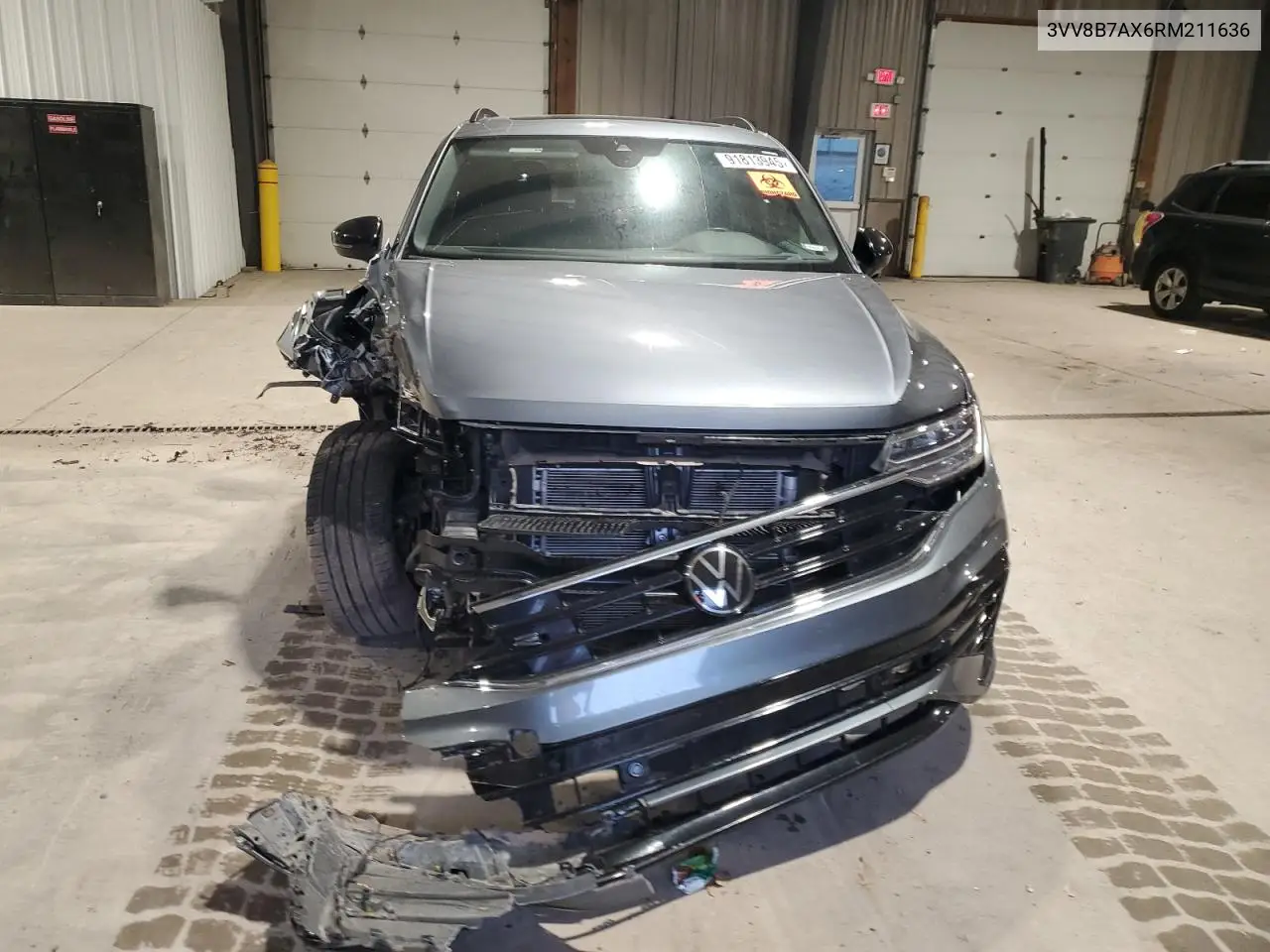 3VV8B7AX6RM211636 2024 Volkswagen Tiguan Se R-Line Black