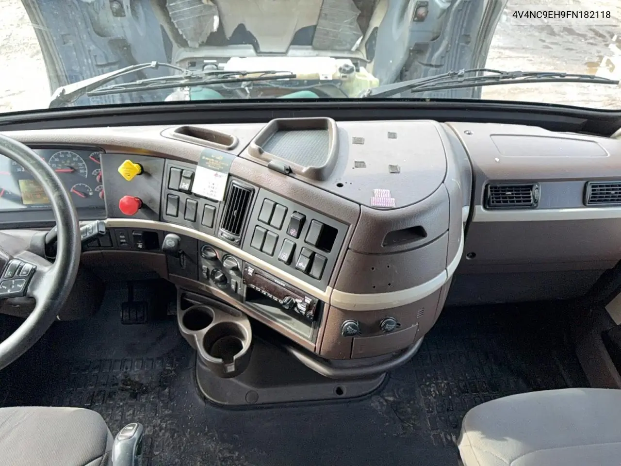 4V4NC9EH9FN182118 2015 Volvo Vn Vnl