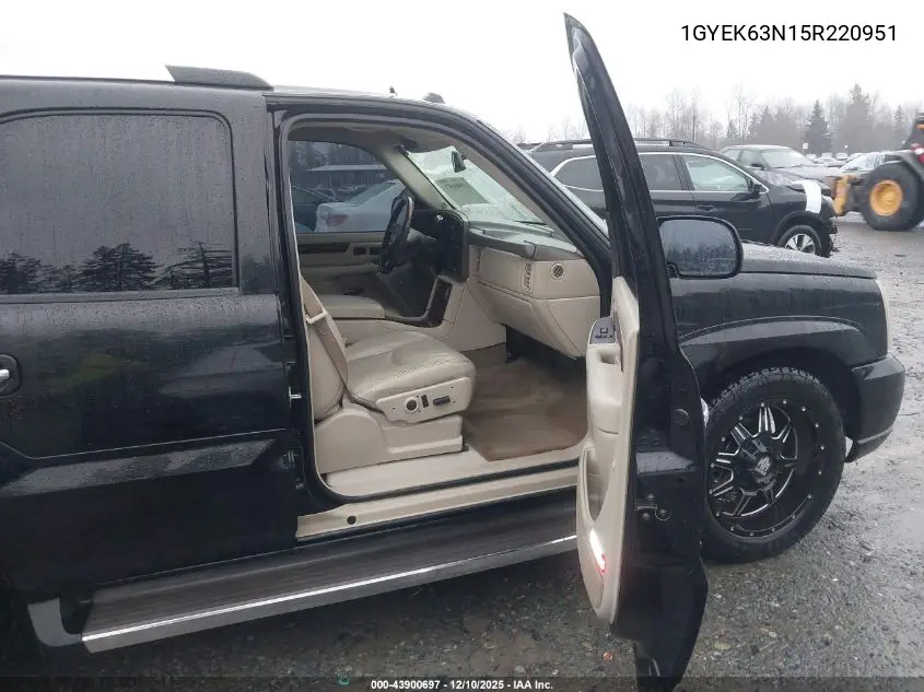 1GYEK63N15R220951 2005 Cadillac Escalade Standard