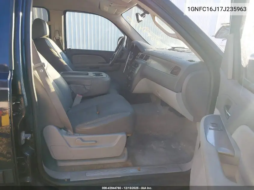 1GNFC16J17J235963 2007 Chevrolet Suburban 1500 Ls
