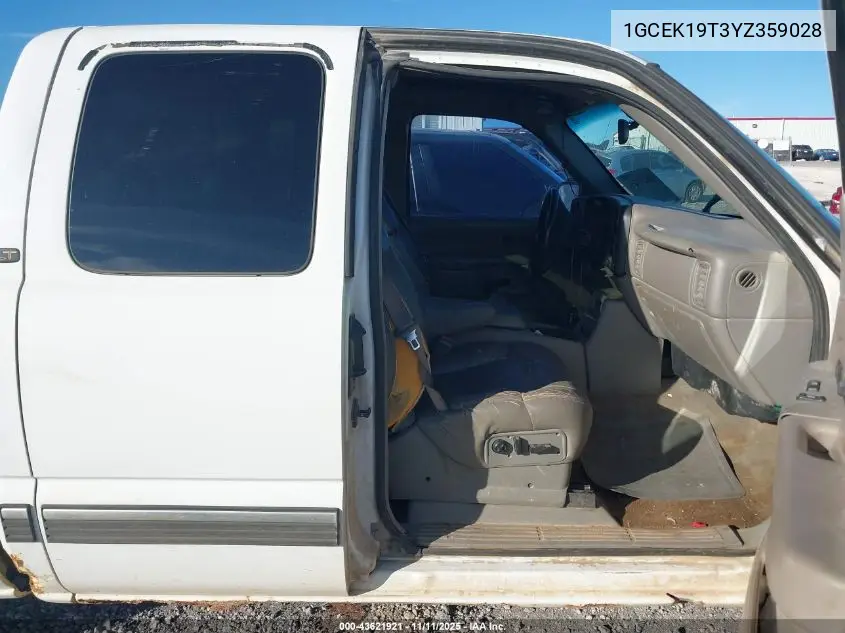 1GCEK19T3YZ359028 2000 Chevrolet Silverado 1500 Lt