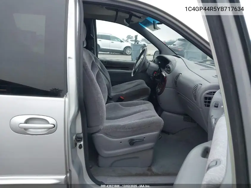 1C4GP44R5YB717634 2000 Chrysler Town & Country Lx