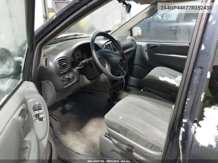 2A4GP44R77R352433 2007 Chrysler Town & Country Lx