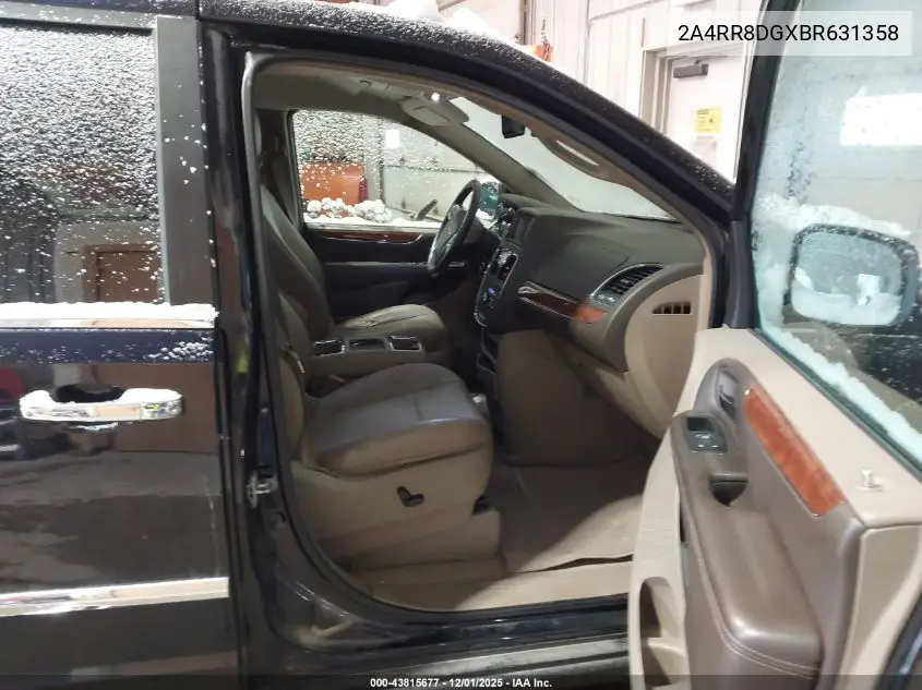 2A4RR8DGXBR631358 2011 Chrysler Town & Country Touring-L