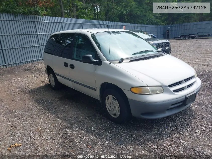 2B4GP25G2YR792128 2000 Dodge Caravan