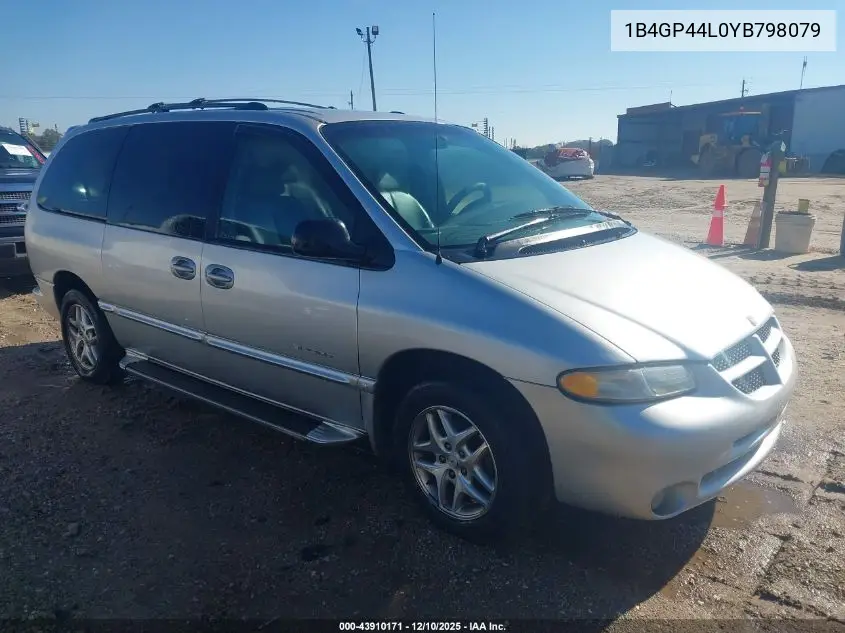 1B4GP44L0YB798079 2000 Dodge Grand Caravan Se