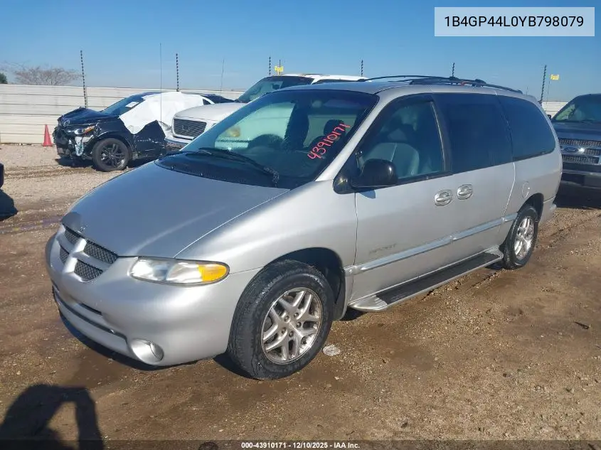 1B4GP44L0YB798079 2000 Dodge Grand Caravan Se