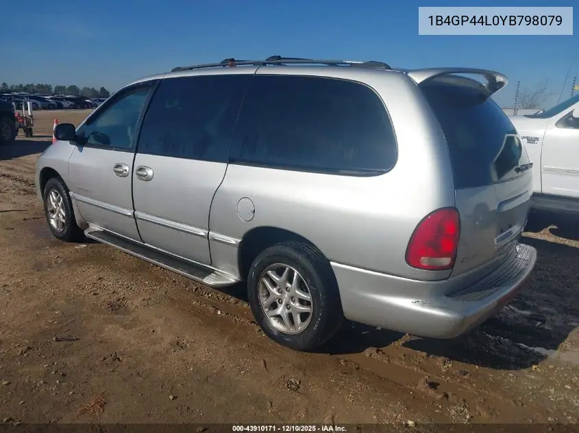 1B4GP44L0YB798079 2000 Dodge Grand Caravan Se