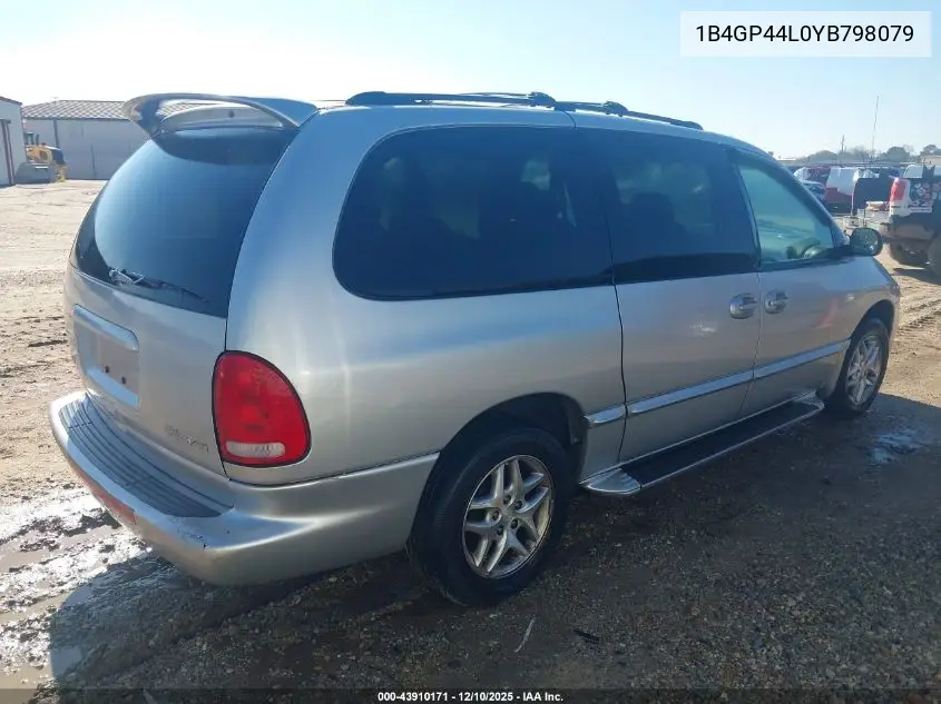1B4GP44L0YB798079 2000 Dodge Grand Caravan Se