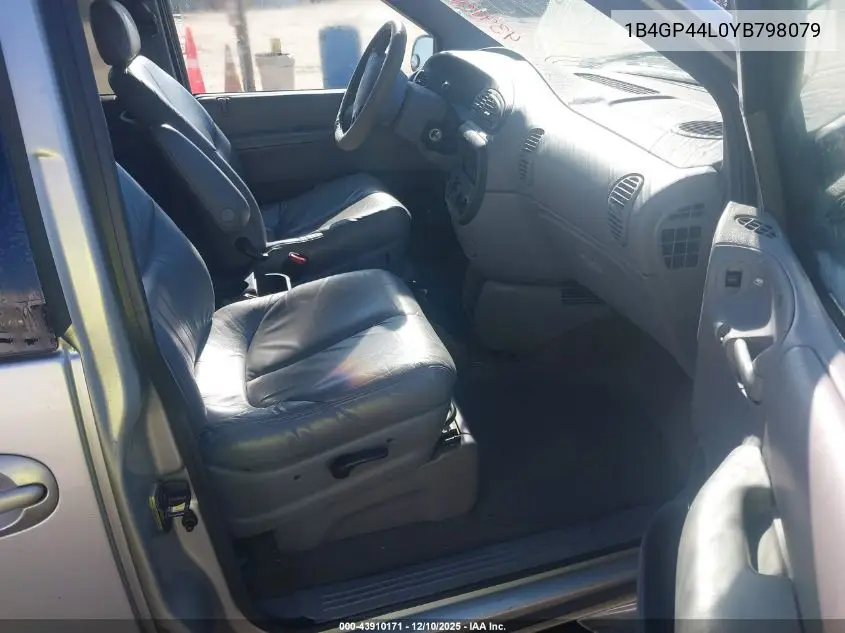 1B4GP44L0YB798079 2000 Dodge Grand Caravan Se