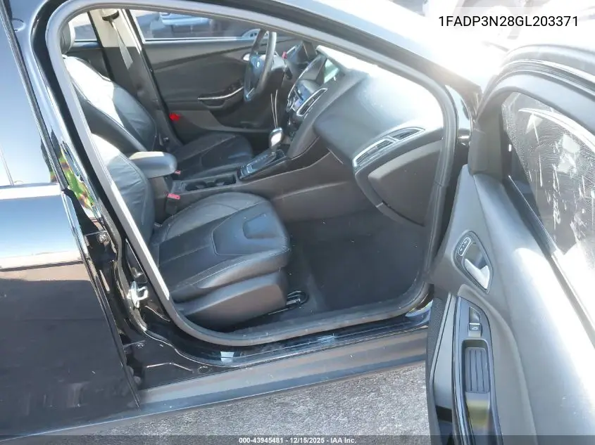 1FADP3N28GL203371 2016 Ford Focus Titanium