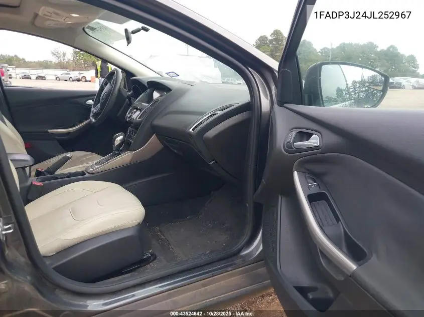 1FADP3J24JL252967 2018 Ford Focus Titanium
