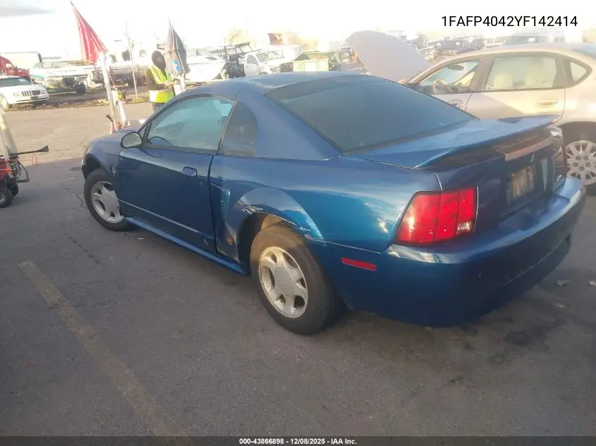 1FAFP4042YF142414 2000 Ford Mustang