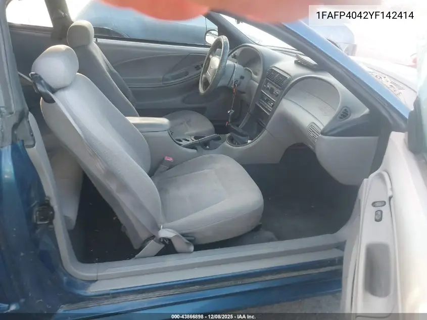 1FAFP4042YF142414 2000 Ford Mustang