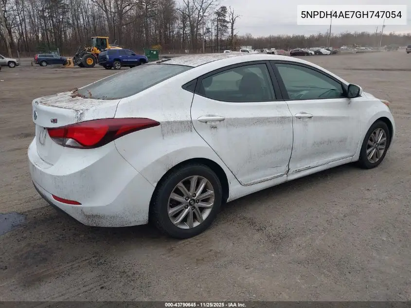 5NPDH4AE7GH747054 2016 Hyundai Elantra Se