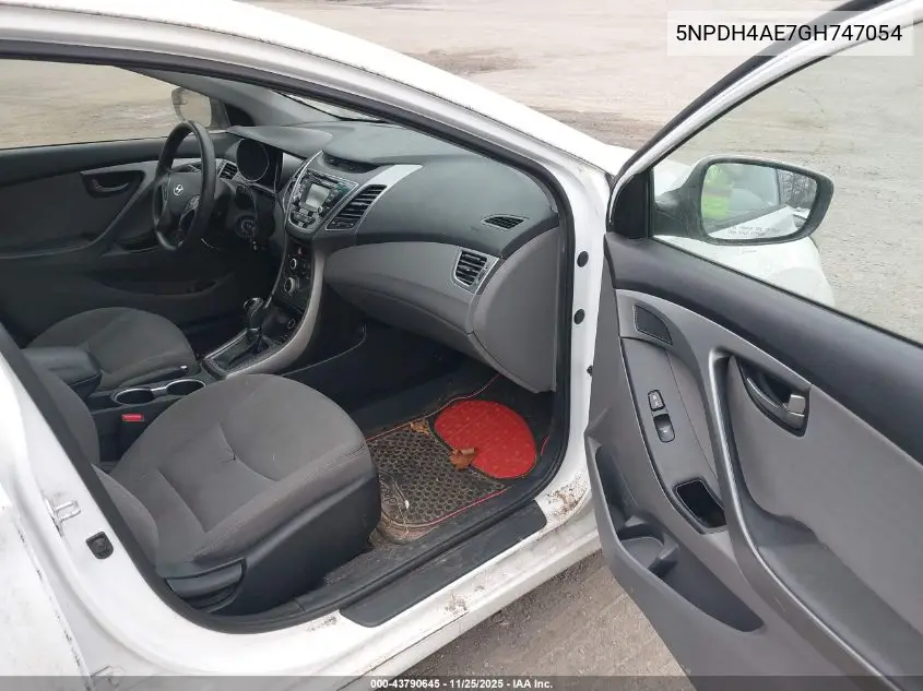 5NPDH4AE7GH747054 2016 Hyundai Elantra Se