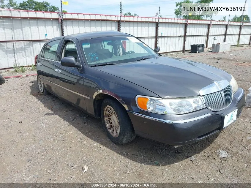 1LNHM82W4XY636192 1999 Lincoln Town Car Signature