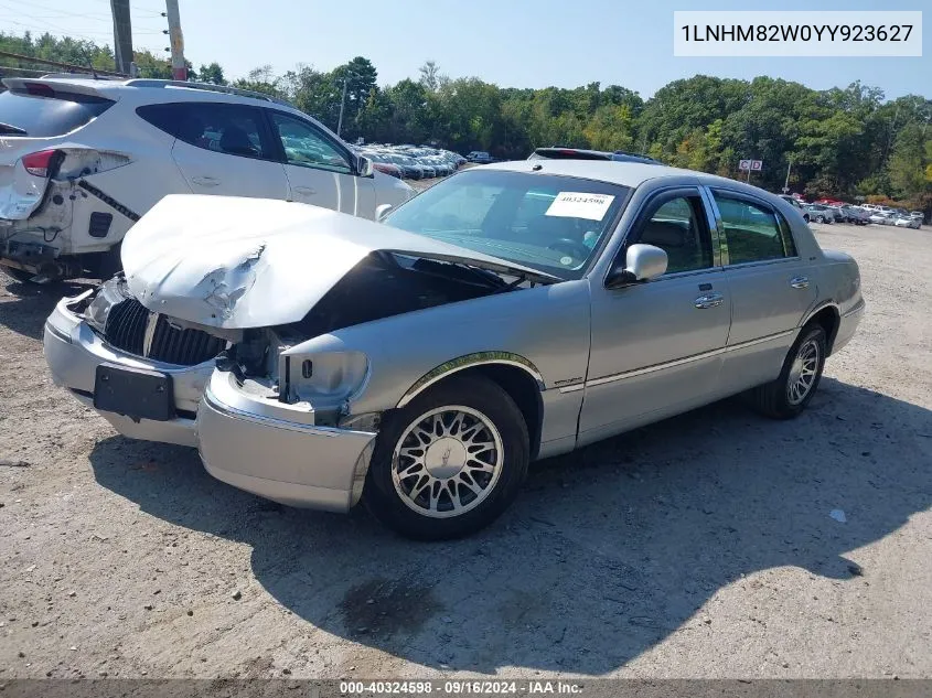 2000 Lincoln Town Car Signature VIN: 1LNHM82W0YY923627 Lot: 40324598