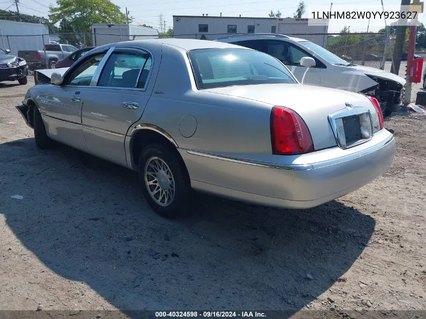 2000 Lincoln Town Car Signature VIN: 1LNHM82W0YY923627 Lot: 40324598