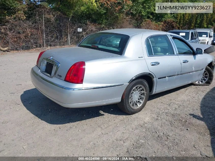 1LNHM82W0YY923627 2000 Lincoln Town Car Signature